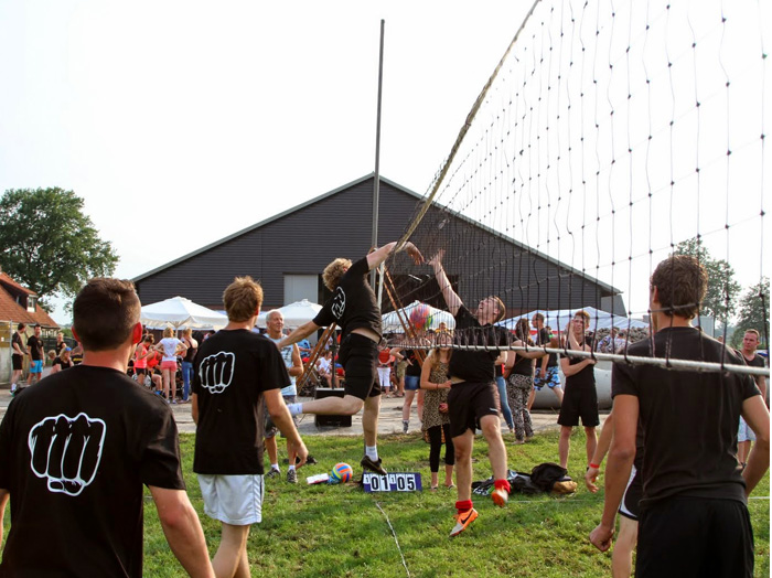 Dorpsbarbecue en volleybaltoernooi